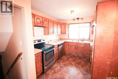 504 3Rd Avenue E, Frontier, SK - Indoor Photo Showing Kitchen