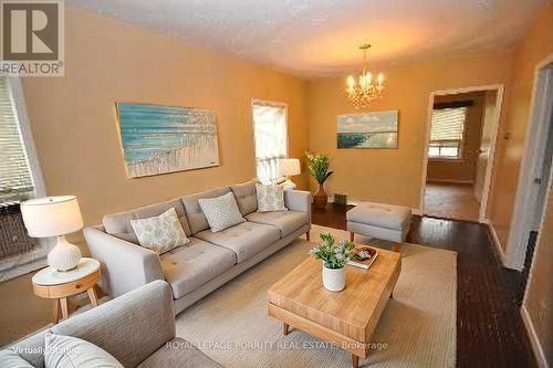 86 Ash Crescent, Toronto, ON - Indoor Photo Showing Living Room