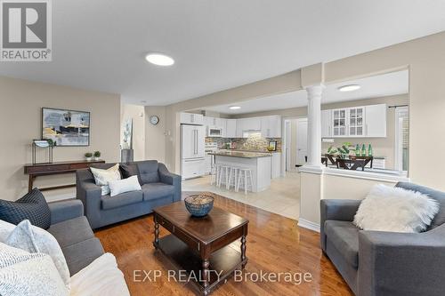 4875 John Street, Lincoln (Beamsville), ON - Indoor Photo Showing Living Room