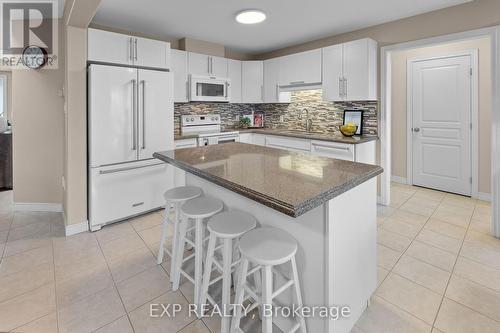 4875 John Street, Lincoln (Beamsville), ON - Indoor Photo Showing Kitchen