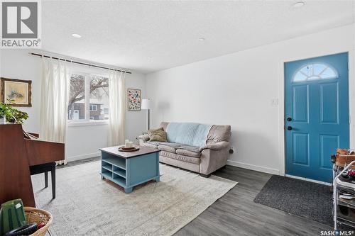 166 Magee Crescent, Regina, SK - Indoor Photo Showing Living Room