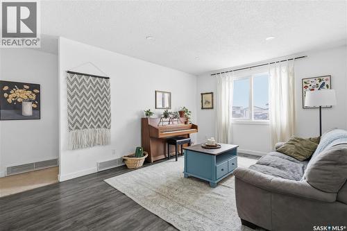 166 Magee Crescent, Regina, SK - Indoor Photo Showing Living Room