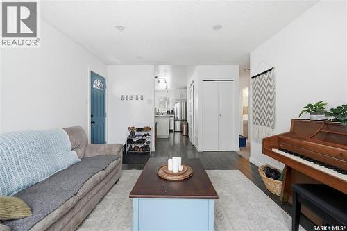 166 Magee Crescent, Regina, SK - Indoor Photo Showing Living Room