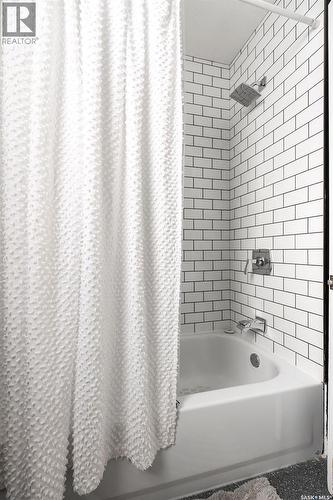 612 M Avenue S, Saskatoon, SK - Indoor Photo Showing Bathroom