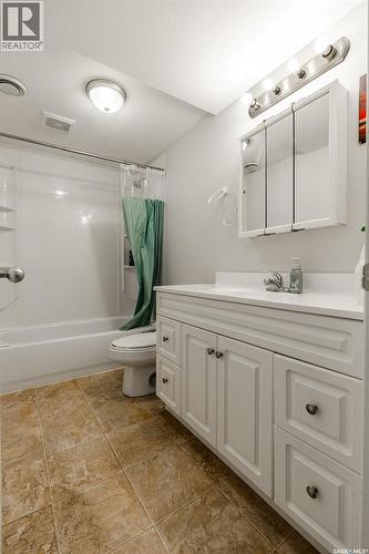612 M Avenue S, Saskatoon, SK - Indoor Photo Showing Bathroom
