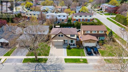 2474 Cavendish Drive, Burlington, ON - Outdoor With Facade