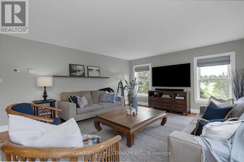 9610 Sideroad 5 Side Road, Erin, ON - Indoor Photo Showing Living Room