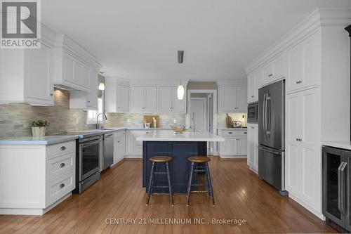 Magnificent kitchen with Centre Island - 9610 Sideroad 5 Side Road, Erin, ON - Indoor Photo Showing Kitchen With Upgraded Kitchen