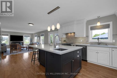 9610 Sideroad 5 Side Road, Erin, ON - Indoor Photo Showing Kitchen With Upgraded Kitchen