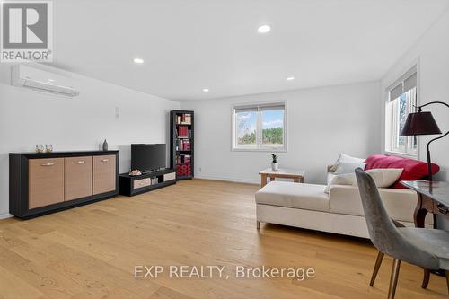 37008 Third Line, Southwold, ON - Indoor Photo Showing Living Room