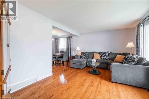 519 Brigadoon Drive, Hamilton, ON - Indoor Photo Showing Living Room