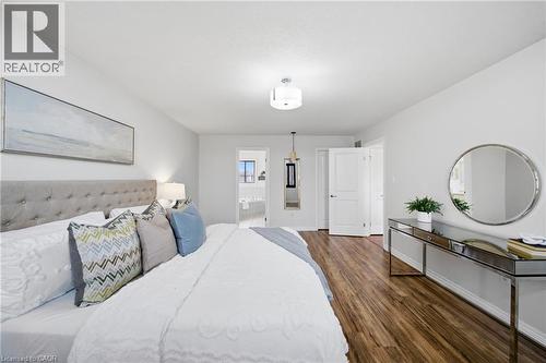 189 Cloverleaf Drive, Ancaster, ON - Indoor Photo Showing Bedroom