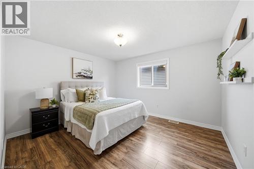 189 Cloverleaf Drive, Ancaster, ON - Indoor Photo Showing Bedroom
