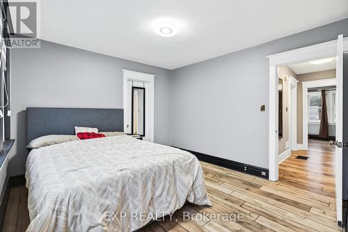 316 North Shore Boulevard W, Burlington, ON - Indoor Photo Showing Bedroom