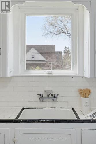 123 Longwood Road N, Hamilton, ON - Indoor Photo Showing Kitchen