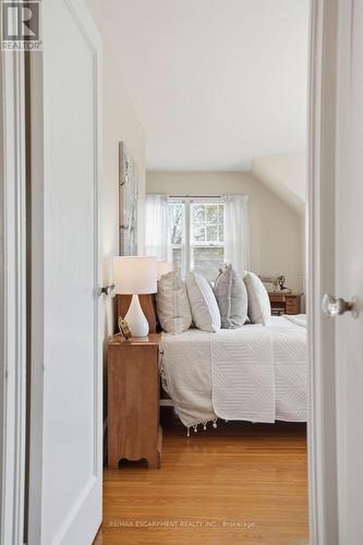 123 Longwood Road N, Hamilton, ON - Indoor Photo Showing Bedroom