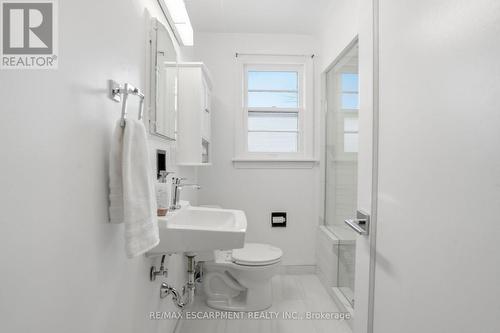 123 Longwood Road N, Hamilton, ON - Indoor Photo Showing Bathroom