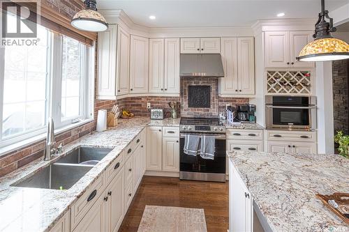 832 Algoma Avenue, Moose Jaw, SK - Indoor Photo Showing Kitchen With Double Sink With Upgraded Kitchen