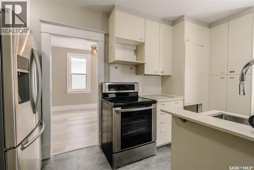 1328 D Avenue N, Saskatoon, SK - Indoor Photo Showing Kitchen