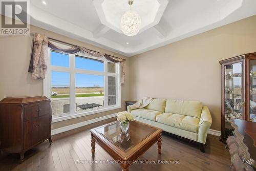 43 Third Road E, Hamilton, ON - Indoor Photo Showing Living Room