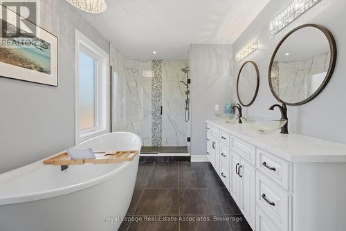 43 Third Road E, Hamilton, ON - Indoor Photo Showing Bathroom