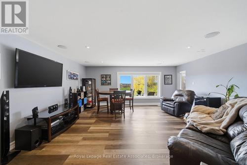 43 Third Road E, Hamilton, ON - Indoor Photo Showing Living Room