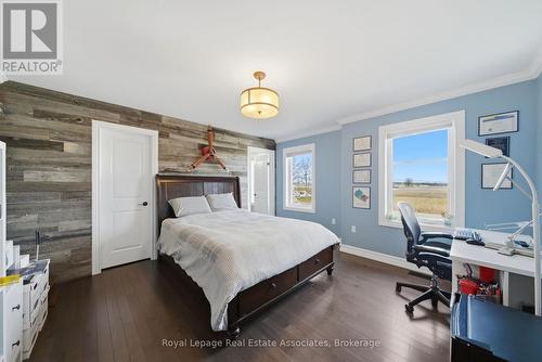 43 Third Road E, Hamilton, ON - Indoor Photo Showing Bedroom