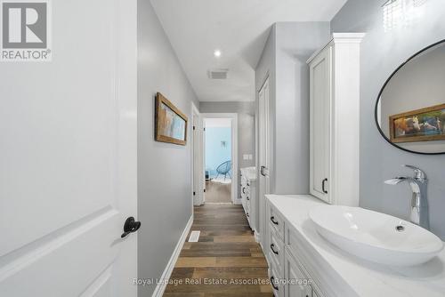43 Third Road E, Hamilton, ON - Indoor Photo Showing Bathroom