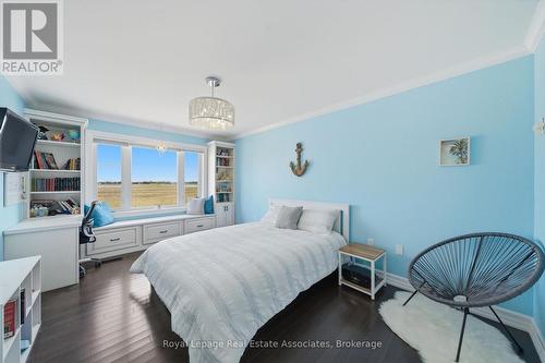 43 Third Road E, Hamilton, ON - Indoor Photo Showing Bedroom