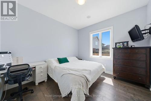 43 Third Road E, Hamilton, ON - Indoor Photo Showing Bedroom