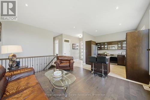 43 Third Road E, Hamilton, ON - Indoor Photo Showing Living Room