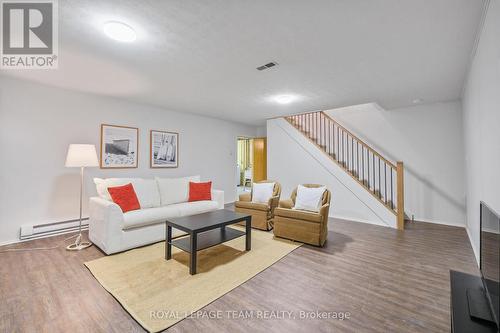 665 Golden Avenue, Ottawa, ON - Indoor Photo Showing Living Room