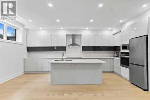 107 Vista Boulevard, Mississauga, ON - Indoor Photo Showing Kitchen With Upgraded Kitchen