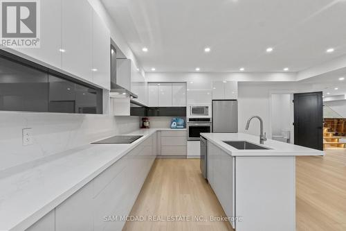 107 Vista Boulevard, Mississauga, ON - Indoor Photo Showing Kitchen With Upgraded Kitchen