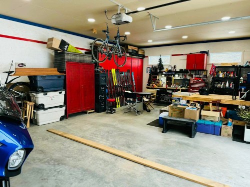 Garage - 2250 Ch. De L'Étang, Sainte-Adèle, QC - Indoor Photo Showing Garage