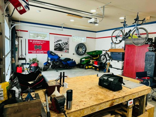 Garage - 2250 Ch. De L'Étang, Sainte-Adèle, QC - Indoor Photo Showing Garage