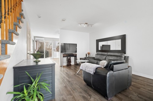 Salon - 1022 Mtée Masson, Laval (Saint-Vincent-De-Paul), QC - Indoor Photo Showing Living Room