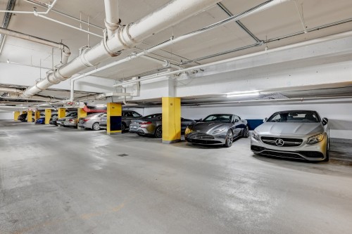 Parking - 505-5350 Av. Macdonald, Côte-Saint-Luc, QC - Indoor Photo Showing Garage
