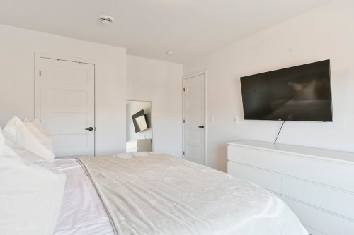 Chambre à coucher principale - 208-10075 Rue De L'Épervier, Mirabel, QC - Indoor Photo Showing Bedroom