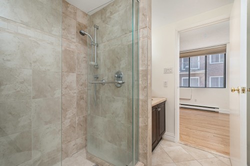 Salle de bains attenante à la CCP - 301-4476 Rue Ste-Catherine O., Westmount, QC - Indoor Photo Showing Bathroom