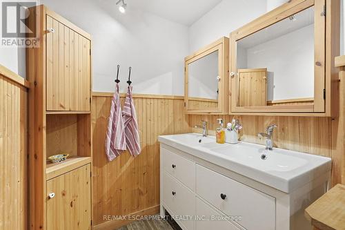 222 Concession 11 E, Hamilton, ON - Indoor Photo Showing Bathroom