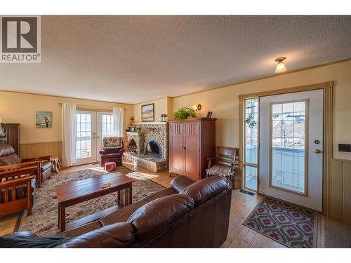 4550 Gulch Road, Naramata, BC - Indoor Photo Showing Living Room