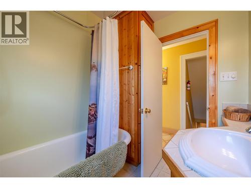 4550 Gulch Road, Naramata, BC - Indoor Photo Showing Bathroom