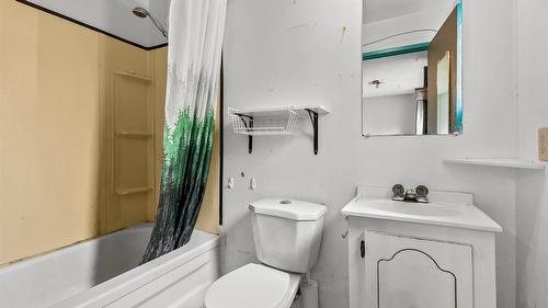 4484 3 Highway, Arrow Creek, BC - Indoor Photo Showing Bathroom