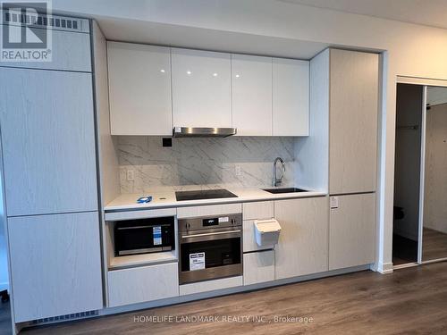 301 - 28 Interchange Way, Vaughan, ON - Indoor Photo Showing Kitchen