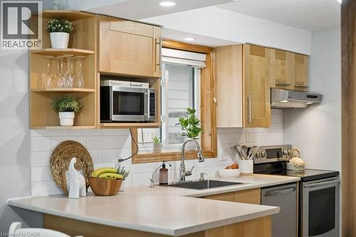 522 Glendene Crescent, Waterloo, ON - Indoor Photo Showing Kitchen With Upgraded Kitchen