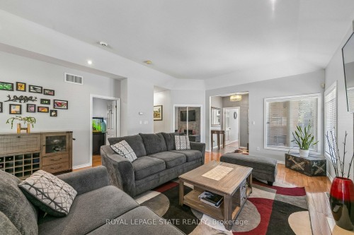 55 Chesley Street, Hamilton, ON - Indoor Photo Showing Living Room
