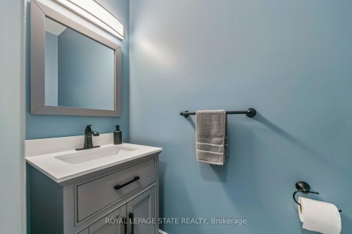55 Chesley Street, Hamilton, ON - Indoor Photo Showing Bathroom