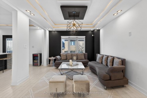 4637 James Austin Drive, Mississauga, ON - Indoor Photo Showing Living Room