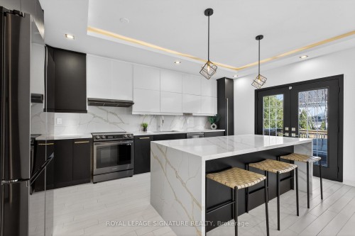 4637 James Austin Drive, Mississauga, ON - Indoor Photo Showing Kitchen With Upgraded Kitchen